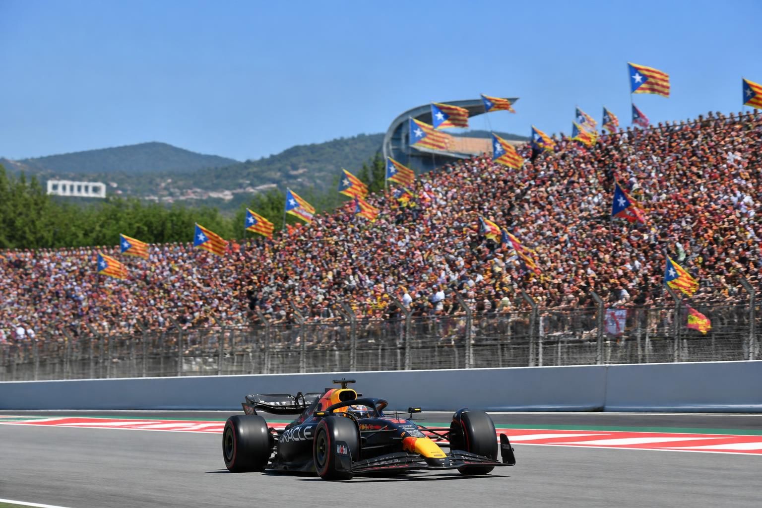 découvrez le grand prix de formule 1 à barcelone, un spectacle exceptionnel alliant passion et vitesse au cœur de la catalogne. vivez l'adrénaline et l'émotion sur le mythique circuit de montmeló.